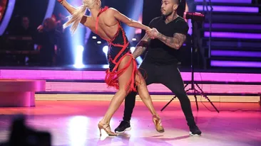 IMAGINI EXCLUSIVE de la Uite cine dansează cu bunăciunea lui ALEX VELEA! Ce a făcut blondina care îi încinge pe bărbaţi cu mişcările ei senzuale