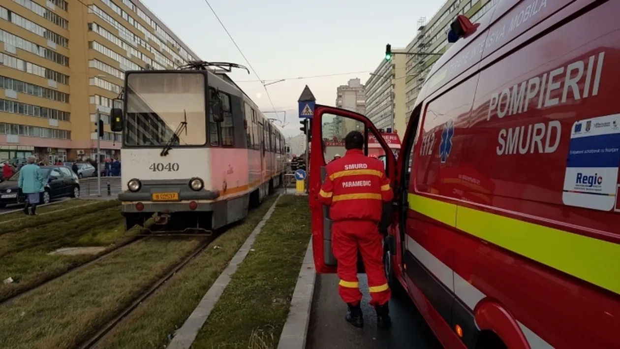 Un tânăr a murit după ce a fost lovit de tramvaiul 11 în Capitală. Ce făcea adolescentul în timp ce traversa