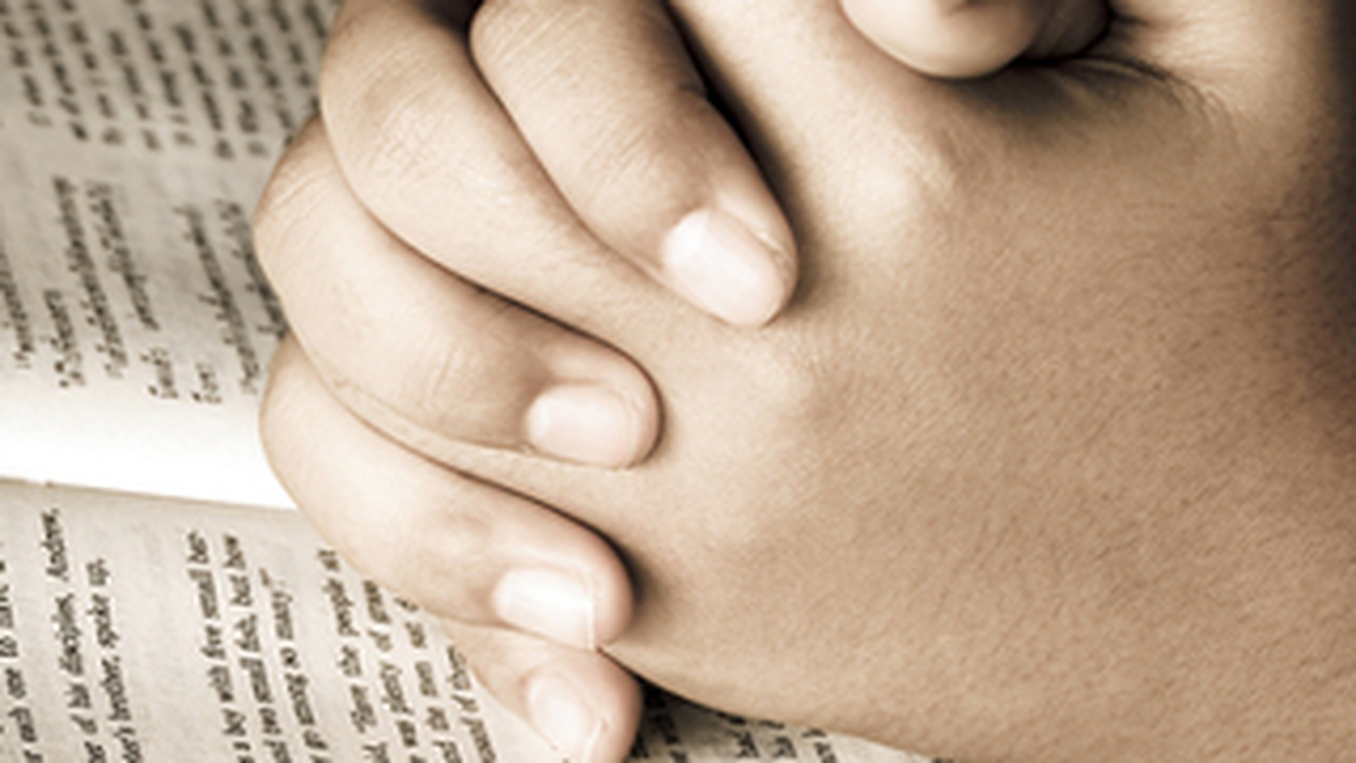 Un tata si-a ars copilul pentru ca i-a atins Biblia