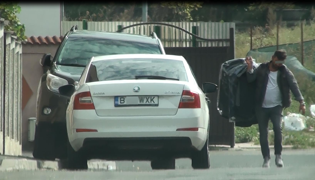 Unul dintre locotenenţii lui Mutu îi cară sacourile primarului