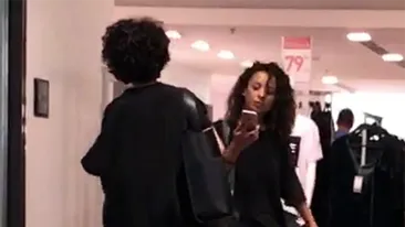 Până şi paznicii magazinului au fost prinşi pe picior greşit… Cunoscuta cântăreaţă a cumpărat un morman de haine de la reduceri!