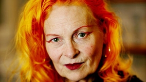 Creatoarea de modă Vivienne Westwood a pozat goală la 70 de ani, iar pozele i-au fost expuse într-o galerie! Te ţine s-o vezi?