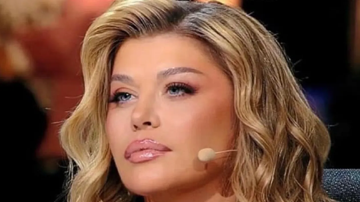 Loredana Groza, complet nemachiată și necoafată. Cum a fost surprinsă artista pe străzile Capitalei