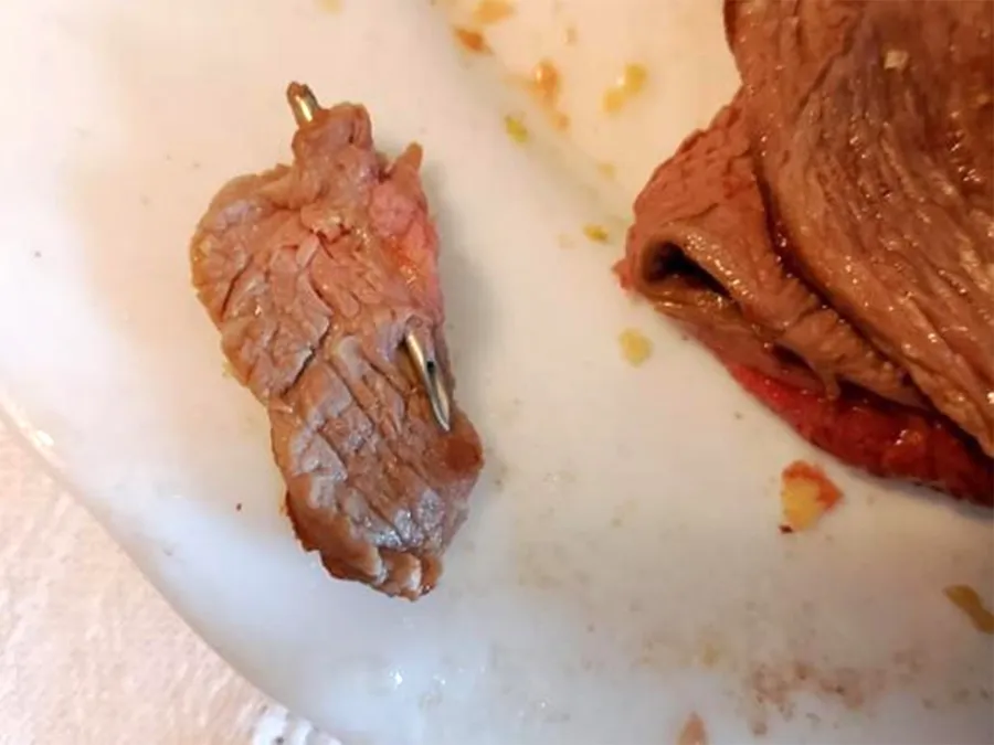A cumpărat o bucată de carne de vită din supermarket și, ajuns acasă, a gătit-o pe grătar. După prima înghițitură, a simtit că ceva nu e în regulă. Ce s-a întâmplat, de fapt