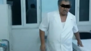 FOTO. Medic acuzat de violenţe, la Spitalul Pucioasa din Dâmboviţa. "M-a strâns de gât şi a început să dea cu pumnii în mine..."