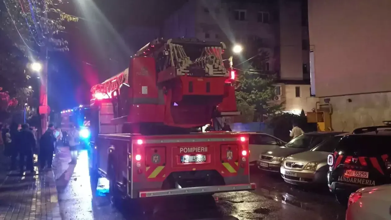 Incendiu într-un bloc din Tecuci! Un bărbat a sărit de la etaj pentru a se salva. Oamenii s-au temut de o explozie