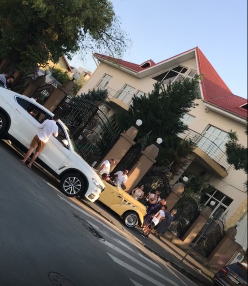 Odată ajunşi la palatul din Bucureştii Noi, Stemabil şi "coloana" şi-au parcat maşinile ca la expoziţie