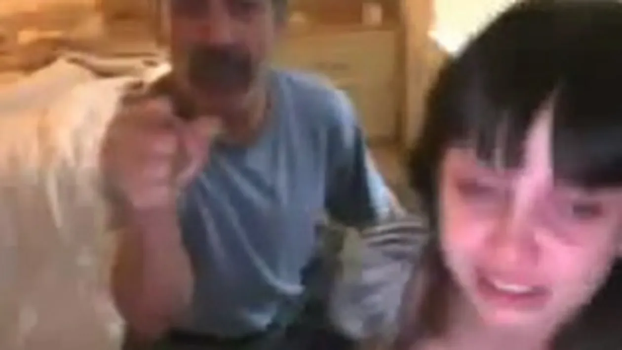VIDEO Ai grija ce fete pacalesti pe chat pentru ca vei avea de-a face cu tatii lor!