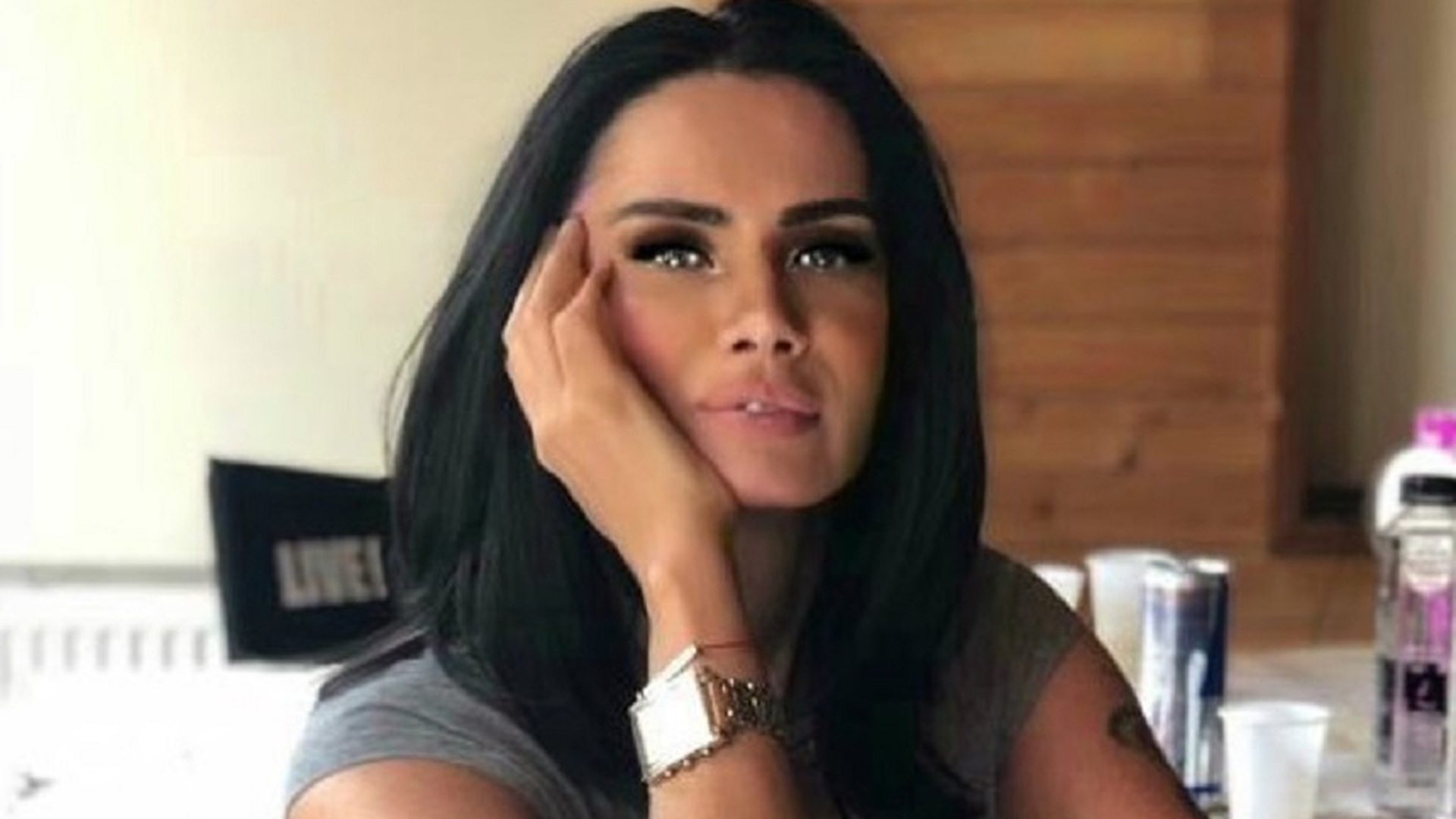 Oana Zăvoranu, de nerecunoscut! Cum a fost fotografiată vedeta în curtea unei mănăstiri. Purta fustă lungă și...