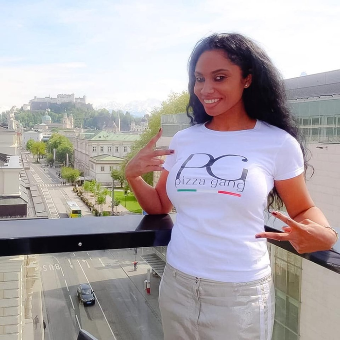 Laurette, ipostază de infarct! Mulatra s-a pozat complet goală