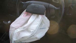 VIDEO Era sa moara din cauza airbag-ului! Le-a explodat in fata din senin