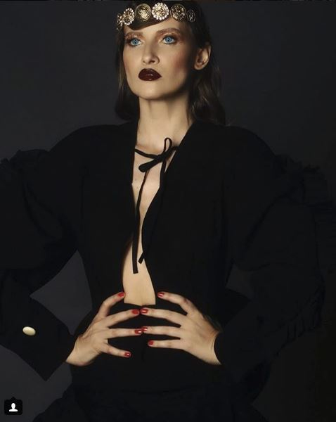 Ozana Barabancea, taxată la sânge de Iulia Albu pentru apariția de la Premiile TV Mania 2018: “Machiajul «scary doll face», iar sânul este…”