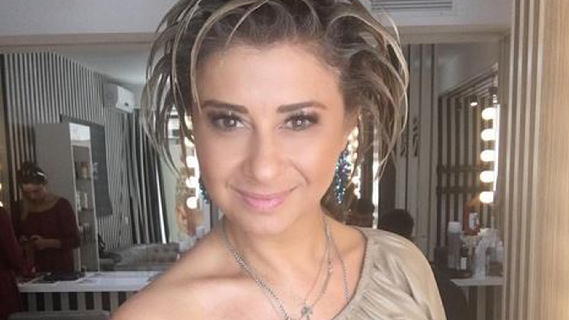 În ipostaza asta n-ai mai văzut-o niciodată! ANAMARIA PRODAN face furori cu „surorile“ ei pe Facebook