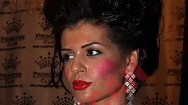 Moni si-a schimbat silicoanele