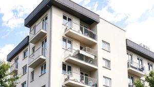Facturi mai mici la curent cu panouri pe balcon! Cât costă un kit fotovoltaic în 2026