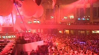 VIDEO 15.000 de oameni au fost aseara la White Sensation! Au dansat pe muzica pusa de Fedde le Grand, Eric Prydz si Pete Tong