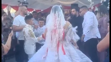 Imagini colosale! Tzancă Uraganu` cântă la o nuntă de minori! Mirele are 9 ani, mireasa, 17! S-a întâmplat la Strehaia
