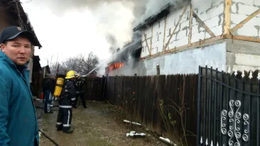 VIDEO | Incendiu violent în Filipeştii de Pădure. Focul a cuprins două case, pompierii intervin cu mai multe echipaje