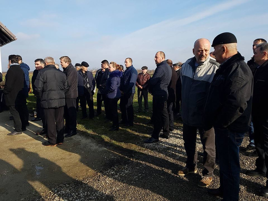 Cei trei oameni ucişi cu sânge rece în localitatea Apa au fost înmormântaţi! Criminalul este încă în libertate