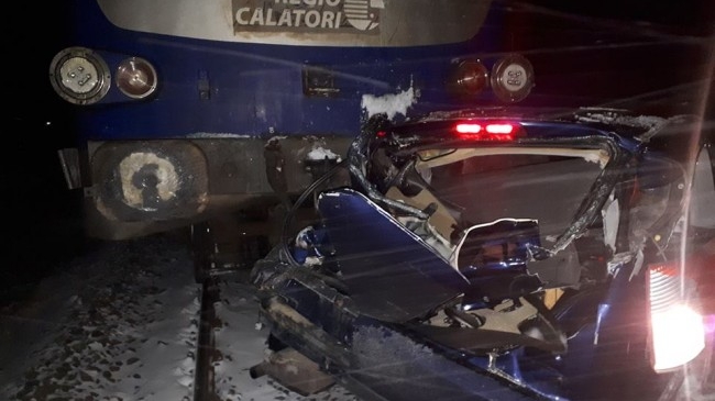 Groaznic accident de circulație în localitatea Zimandu Nou din Arad. O maşină a fost spulberată de tren 