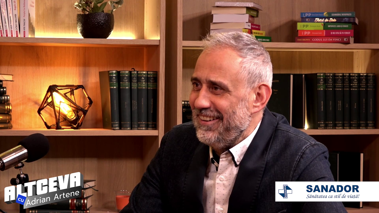 Regizorul Toma Enache este invitatul săptămânii în podcastul "ALTCEVA cu Adrian Artene", difuzat pe canalul de YouTube dedicat (Foto: captură video)