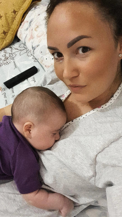 Alexandra Văcăruși, supranumită "Regina cristalelor", i-a încrustat suzeta fetiței cu 600 de cristale Swarovski