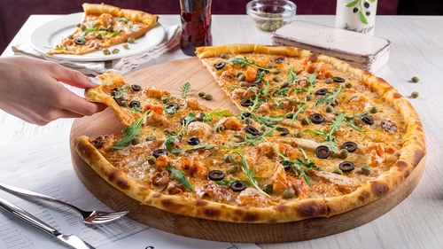 Scandal pe TikTok după ce oamenii au învățat un truc. Cum poți lua o felie de pizza, fără a le atinge pe restul?