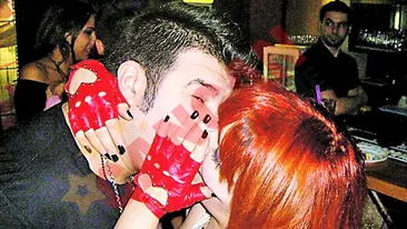 Sarutat cu japca sub ochii iubitei