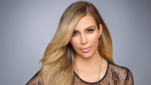 Kim Kardashian, TOPLESS in bratele lui Kanye West, pe motocicleta! Cat a slabit bruneta dupa nastere