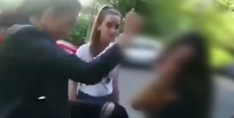 Adolescenta a fost lovită inclusiv cu picioarele
