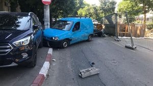 Alertă în București! Tânărul, care a protestat că se aruncă în Dâmbovița după ce a făcut accident, a fost reținut