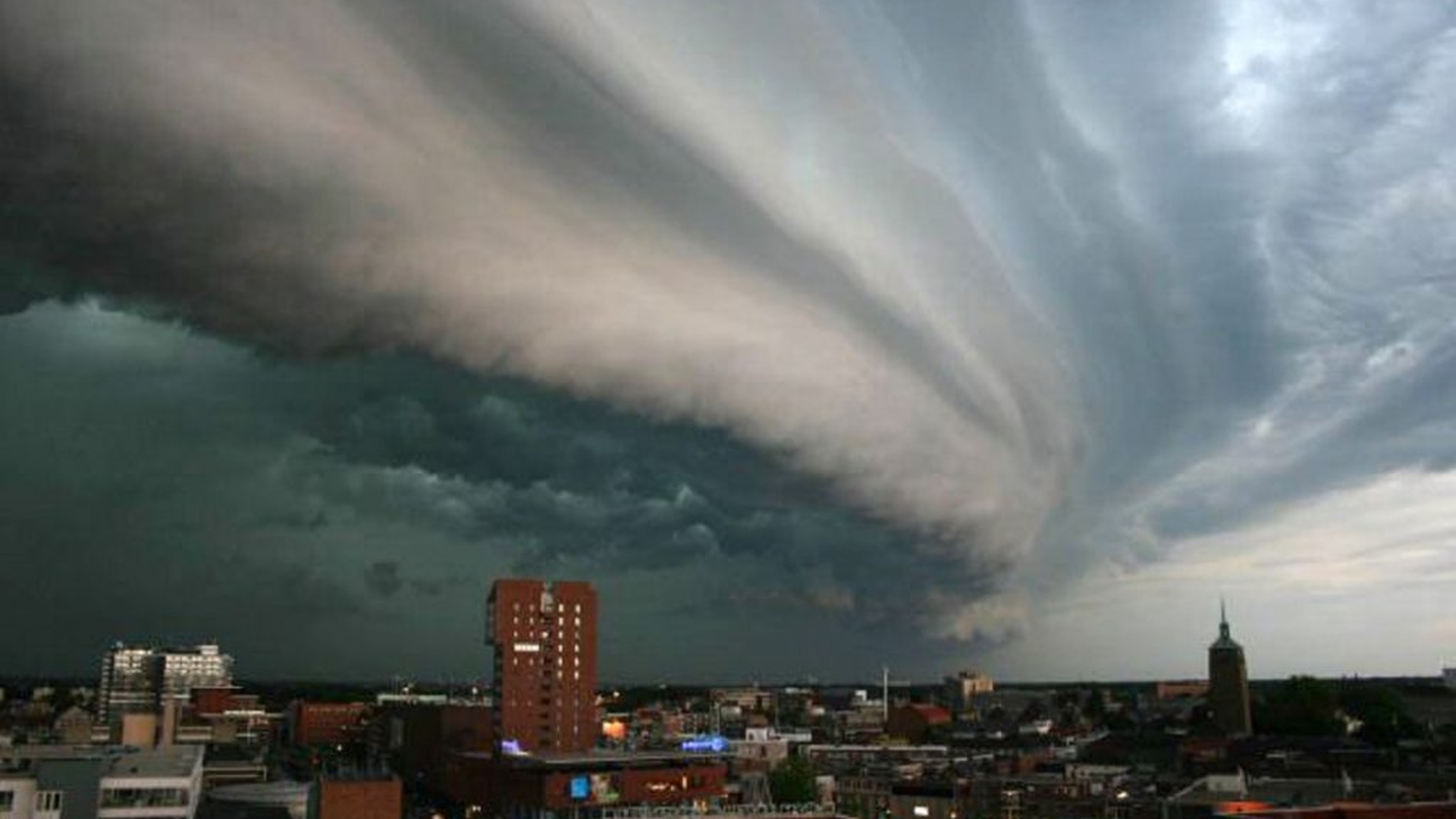 Directorul ANM, vești cumplite pentru români! Mai multe regiuni din țară vor fi lovite de furtuni și fenomene meteo extreme