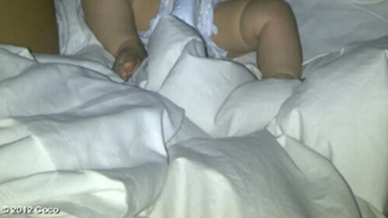 Coco Pitzipoanca se crede Fecioara cu pruncul la san, dar in pielea goala! Uite in ce hal s-a pozat cu nepotul ei!