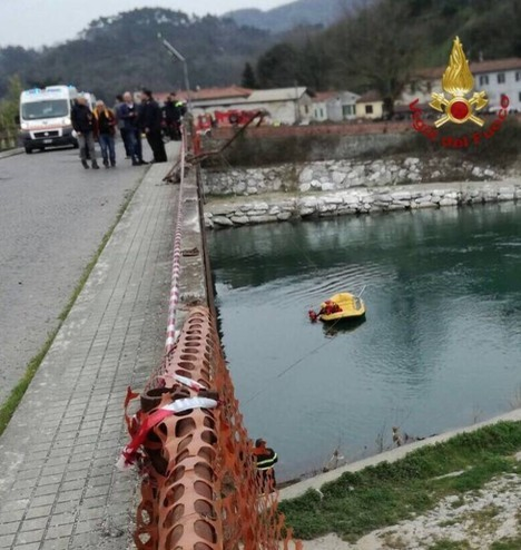 Trei români au murit după ce au căzut cu maşina într-un râu, în nordul Italiei. (Sursă foto: lanazione.it)