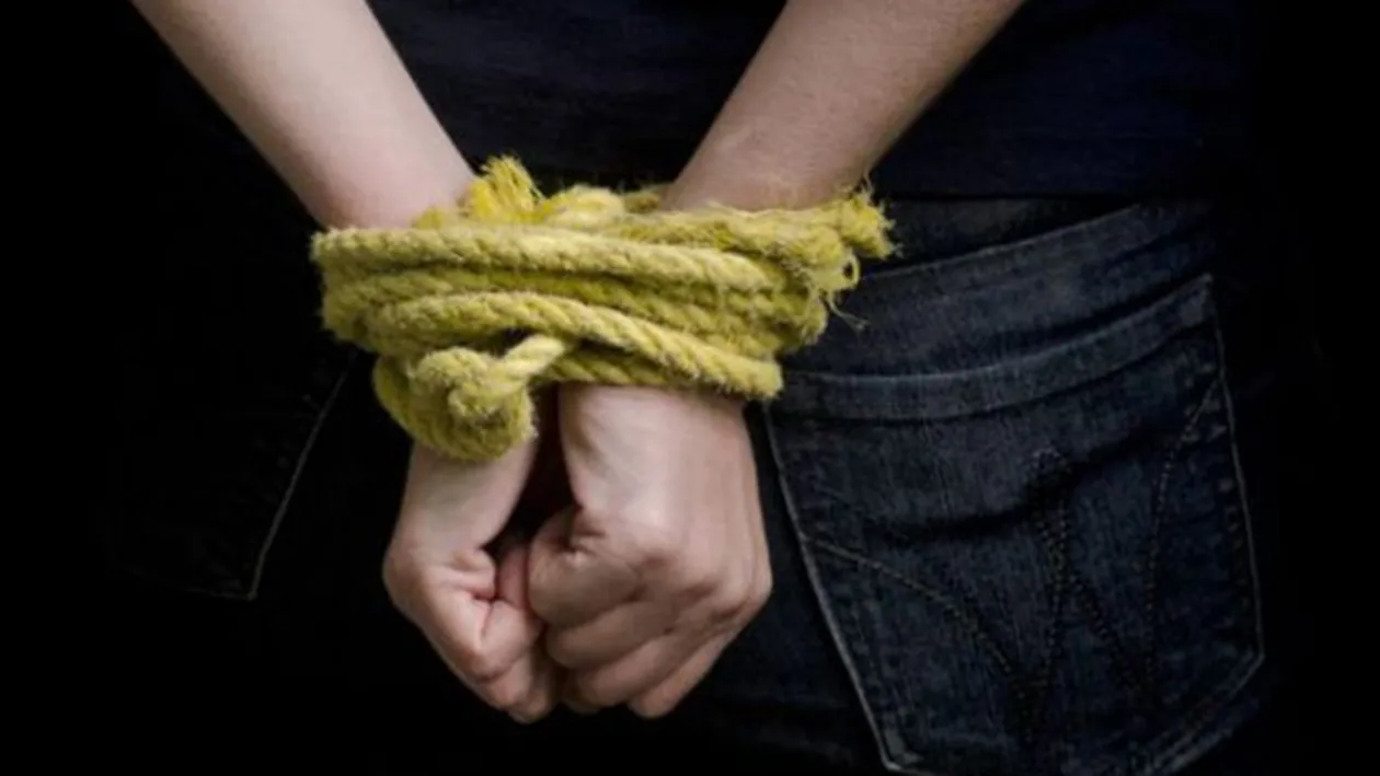 Un tanar din Bucuresti a fost BATUT si JEFUIT de trei femei, intr-un salon erotic! Motivul este halucinant!