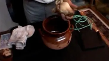 VIDEO De la ele au invatat meserie Melisa si Vanessa! Vezi aici cele mai satanice ritualuri cu care vrajitoarele au speriat-o pe Oana Zavoranu!