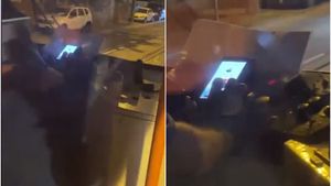 Imaginile zilei | Un vatman din București, surprins în timp ce stătea pe Tik Tok. Metoda „ingenioasă” prin care a încercat să ascundă că stătea pe telefon