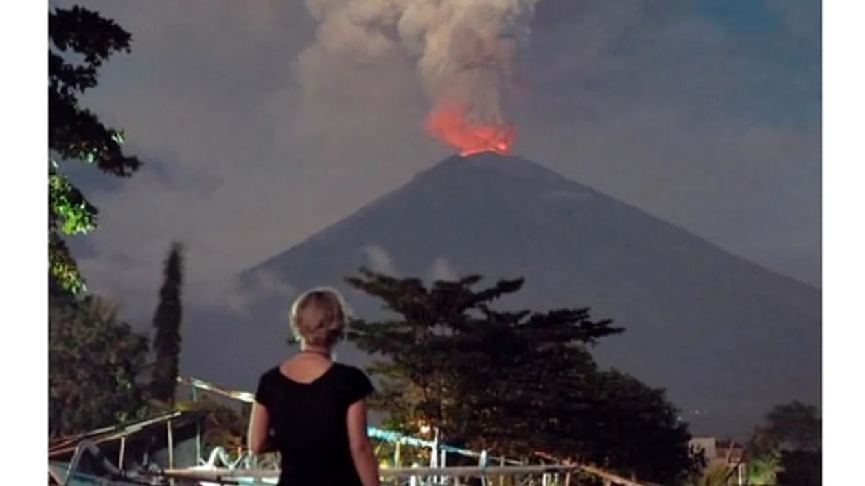 Stare de alertă în Bali! Vulcanul Agung a erupt și a aruncat cenușă la 2 km în aer