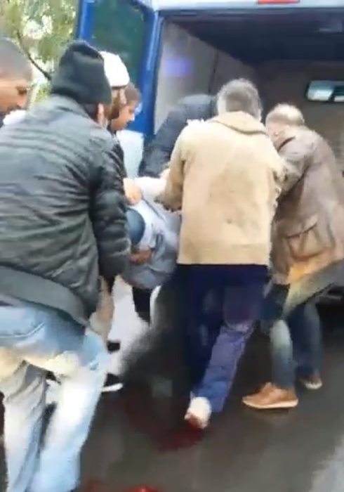 Femeia accidentată grav a fost urcată în dubă, pentru că nu exista nicio ambulanţă disponibilă