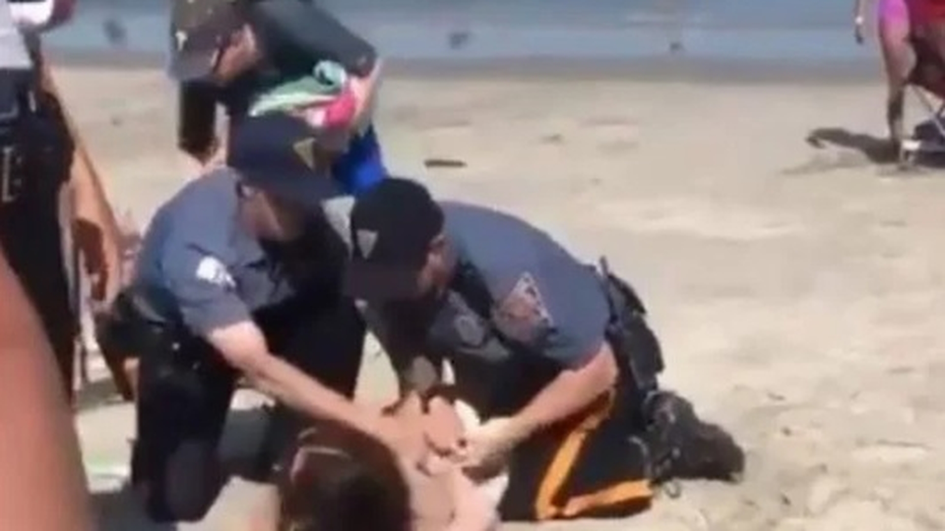 O femeie a fost ruptă cu bătaia de polițiști, pe plajă. Imagini halucinante