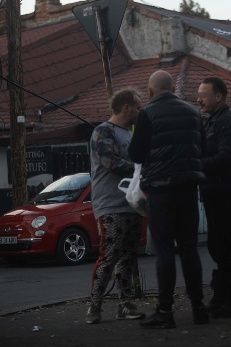 Discută zgomotos cu prietenii lui