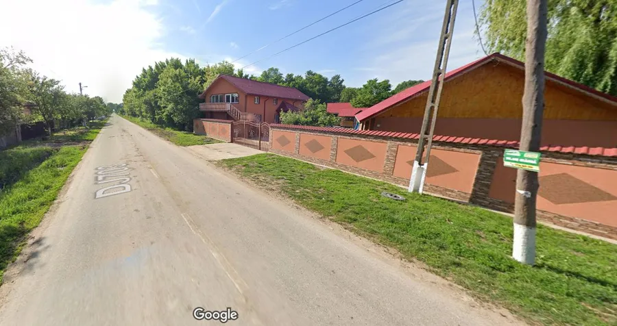 Contrar așteptărilor, casele sunt impunătoare, cu fațade mari și arhitecturi ambițioase