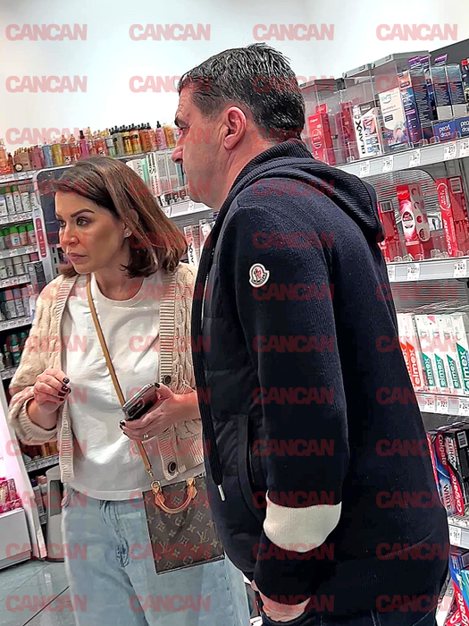 Simona Pătruleasa caută printre rafturi cremele pe care și le dorește