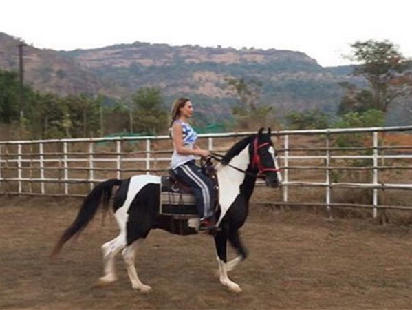 Cu ce își ocupă timpul Iulia Vântur în reședința de lux a lui Salman Khan din mijlocul junglei