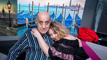 Viorel Lis joacă la păcănele, iar Oana filmează: ”Momentul ăla când ai pensia mică...”
