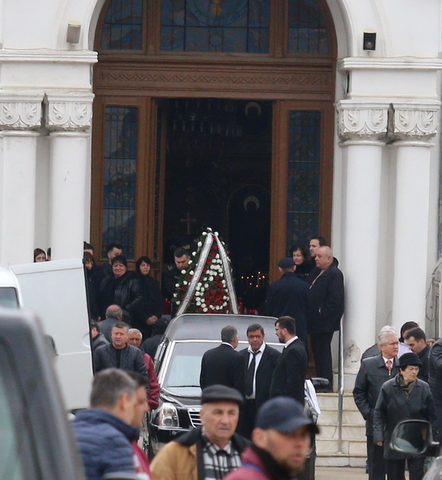 Dumitru Dragomir a depus şi el la capelă o coroană de flori