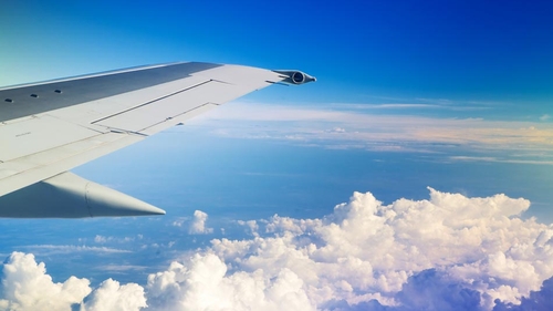 Companiile aeriene anunță scumpiri majore pentru biletele de avion! Se vor mări preţurile cu 50%, pentru a implementa măsurile de distanţare socială