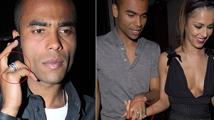 Ashley Cole poarta din nou inelul de nunta