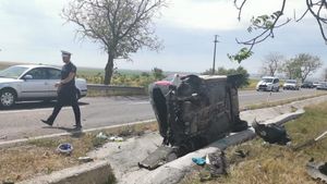 Accident grav în județul Tulcea. Un șofer a pierdut controlul mașinii, a ieșit de pe drum și s-a izbit de… FOTO