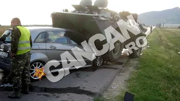 Un militar baut a intrat pe contrasens sI s-a urcat cu TAB-ul pe o masina!